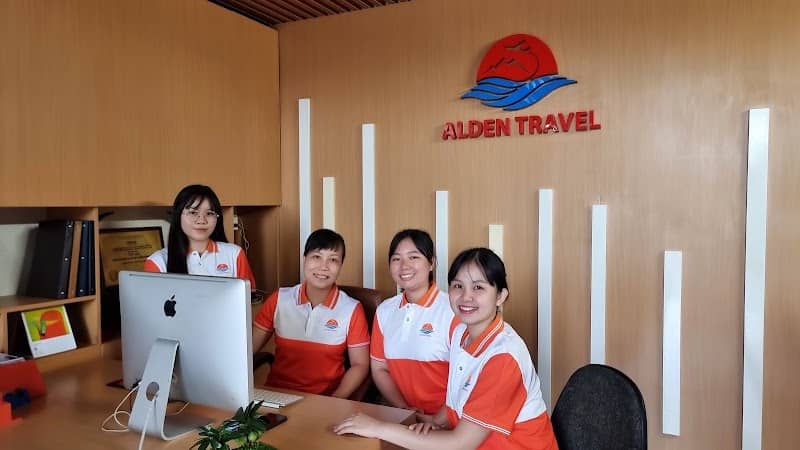 Du khách đạp xe khám phá vùng quê cùng Alden Travel