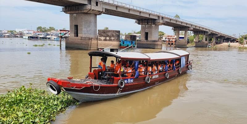 Du khách tham gia tour thuyền khám phá Làng Chăm và bè cá