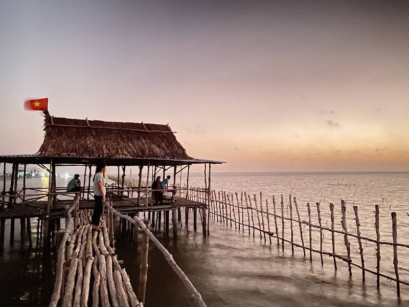 Tượng Mũi Cà Mau hình con thuyền