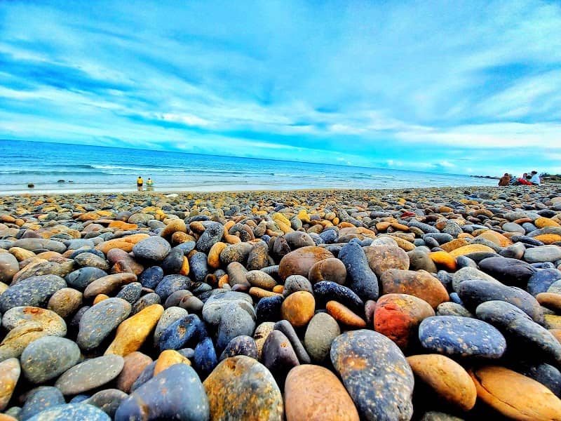 Bãi Đá 7 Màu – Thiên Đường "Hột Me" Độc Lạ, Nơi Biển Cả Kể Chuyện Cổ Tích!