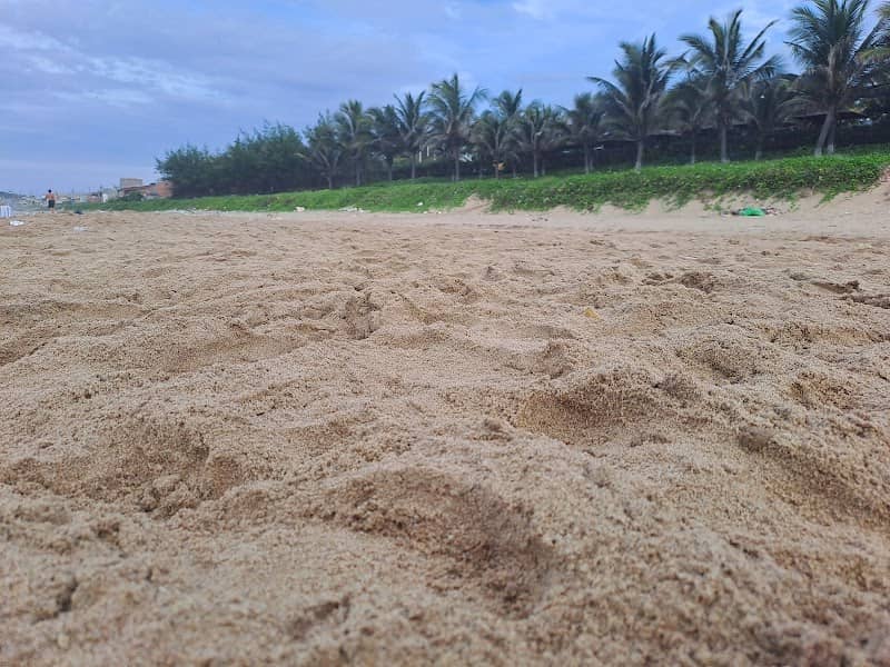 Bãi tắm biển Phan Rí buổi sáng sớm