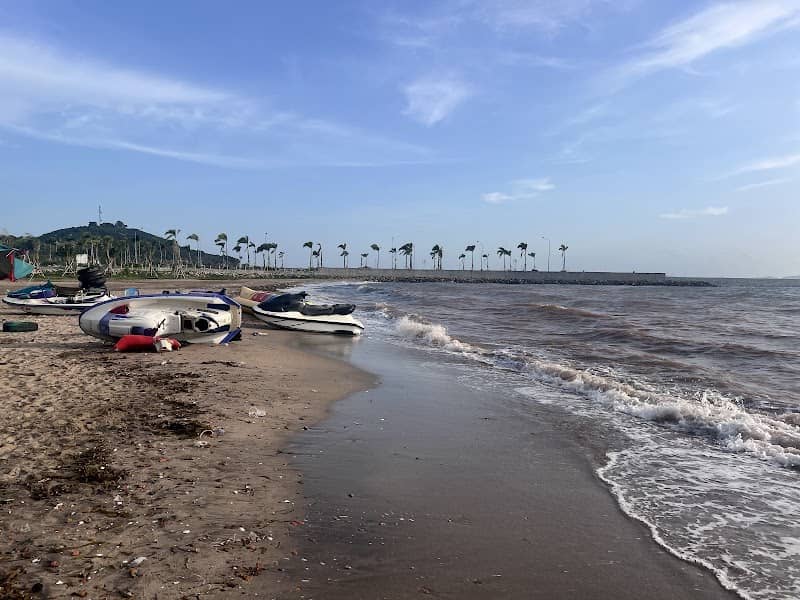 Bãi trước Mũi Nai - Hoạt động thuyền chuối