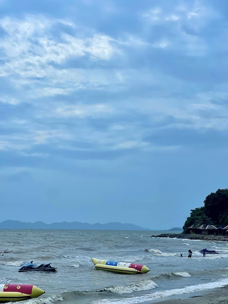 Bãi trước Mũi Nai - Ghế tựa và dù