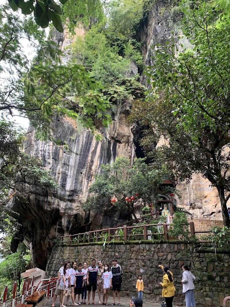 Bên trong Thạch Động với tượng Phật uy nghi