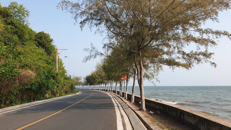 View biển Bờ kè núi Đèn