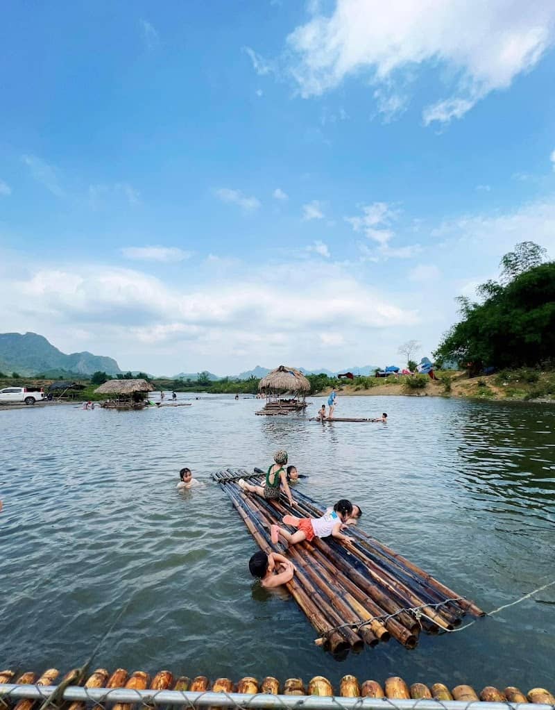 Những nhà bè nổi trên sông Bôi Nà Bờ