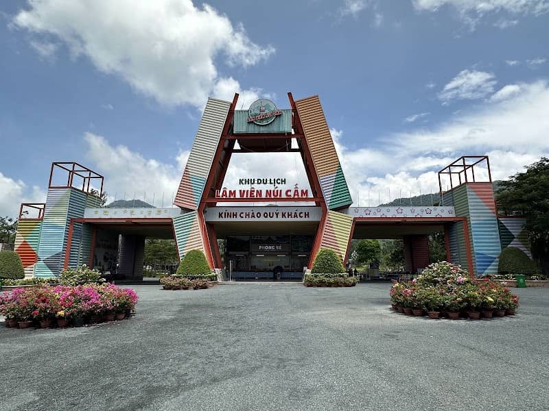 Cáp treo Núi Cấm từ xa