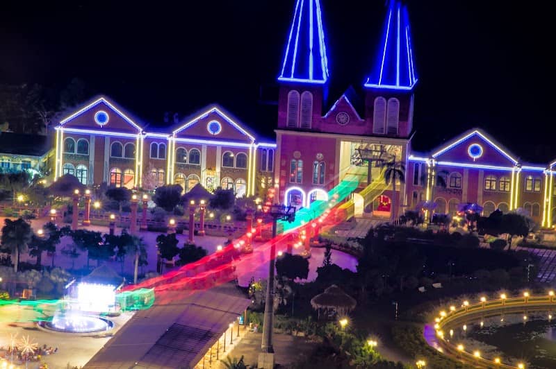 Con đường hoa trên Núi Sam