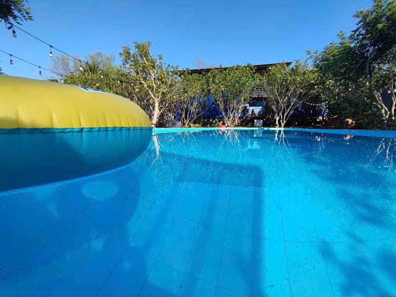 Hồ bơi tại Cồn Phụng Resort