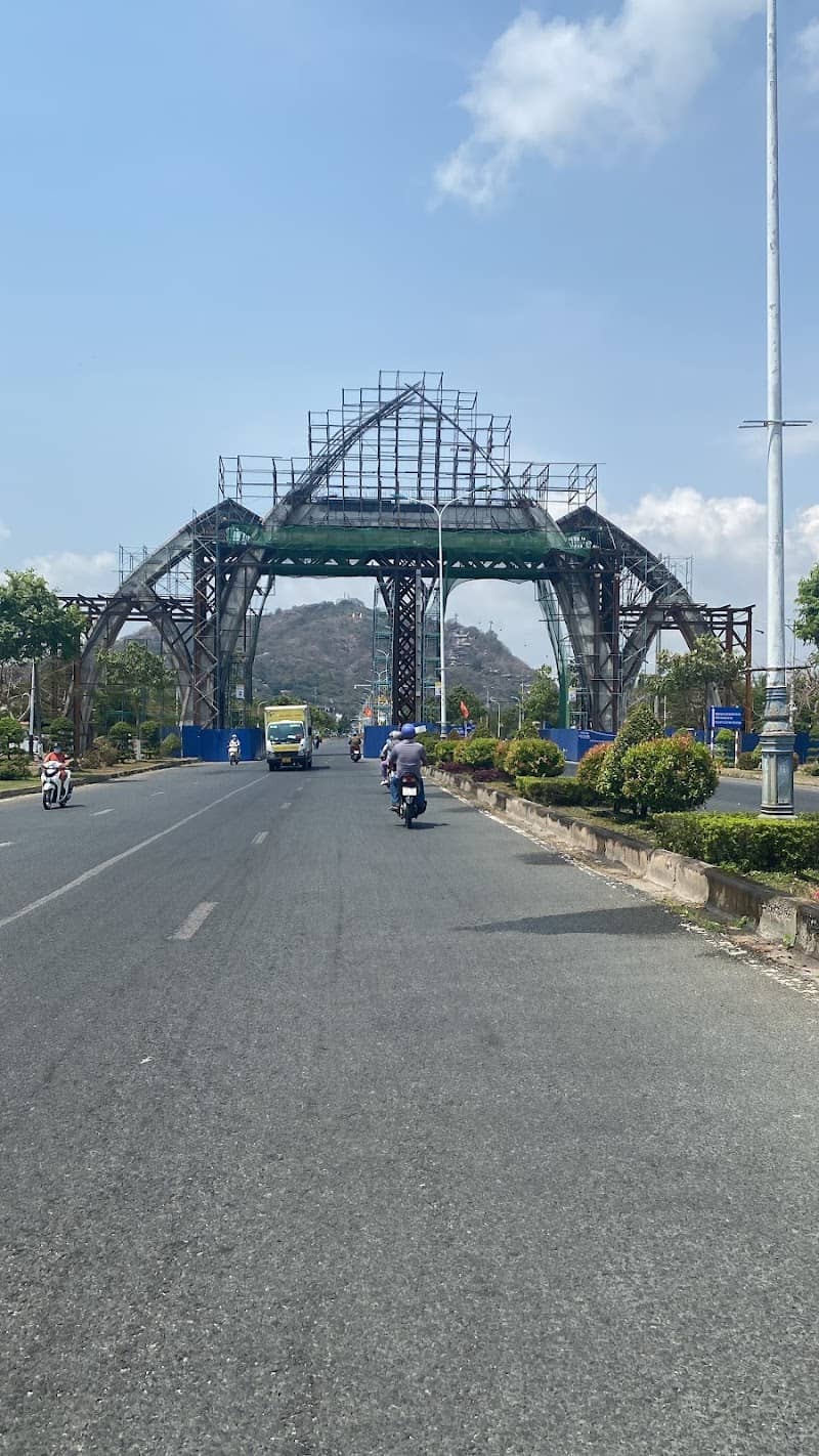 Con đường dẫn vào Núi Sam từ cổng chào