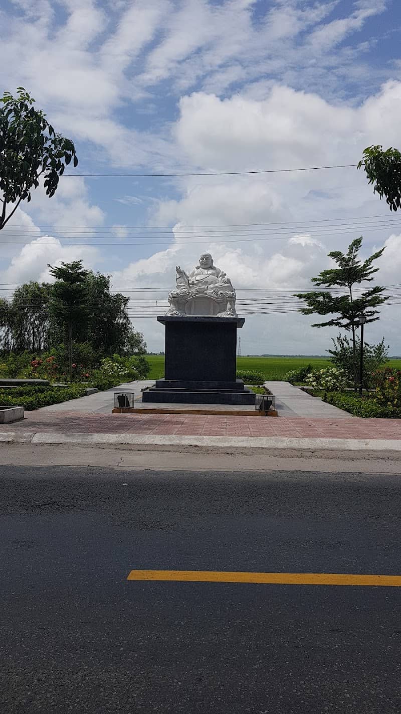 Tượng thốt nốt tại Cổng chào phường Thới Sơn