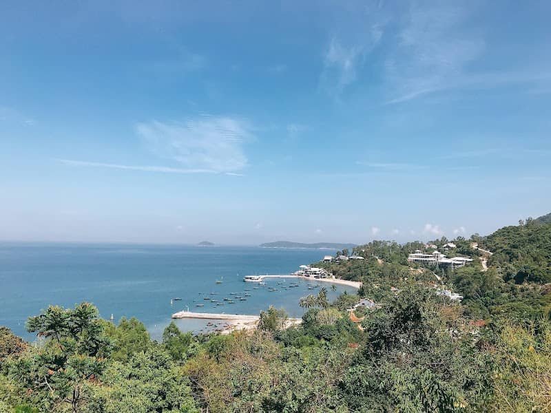 Khách hàng check-in tại địa điểm du lịch cùng Lữ Hành Việt