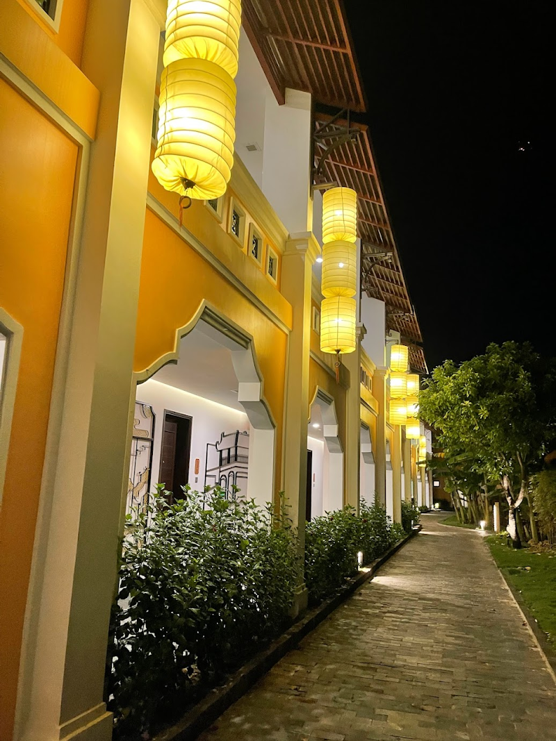 Nhóm khách du lịch vui vẻ bên hướng dẫn viên Lữ Hành Việt