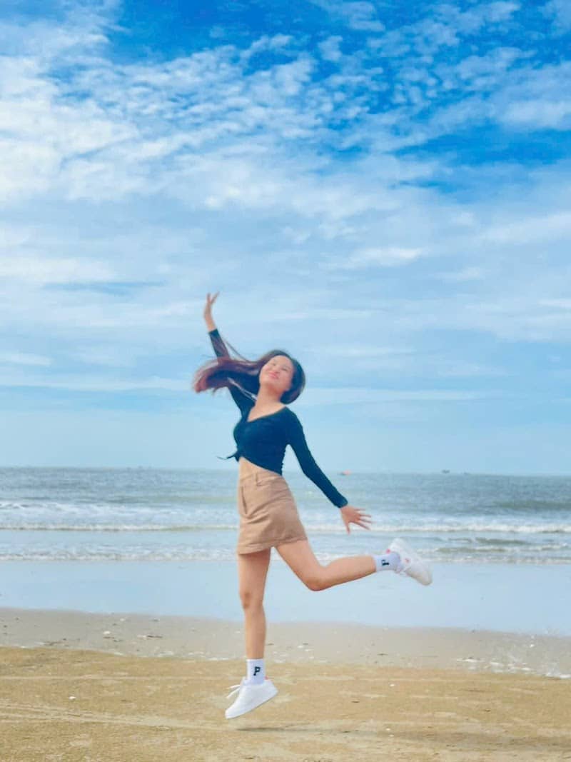 Khách du lịch vui vẻ bên Hoàng Anh Tours