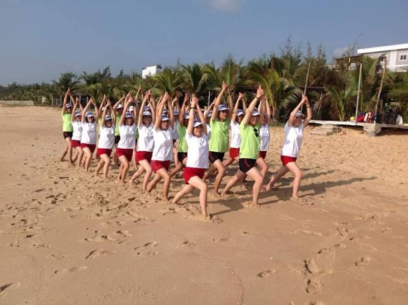 Mọi người cùng nhau thưởng thức bữa ăn