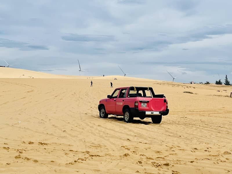 Trải nghiệm xe Jeep trên Đồi Cát Hòa Thắng