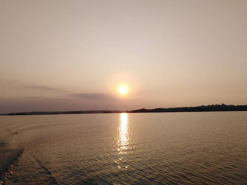 Bình minh yên bình trên hồ Trị An nhìn từ Đảo Cao Minh