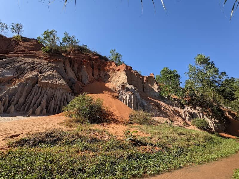 Khung cảnh Suối Tiên với dòng nước đỏ cam và đồi cát