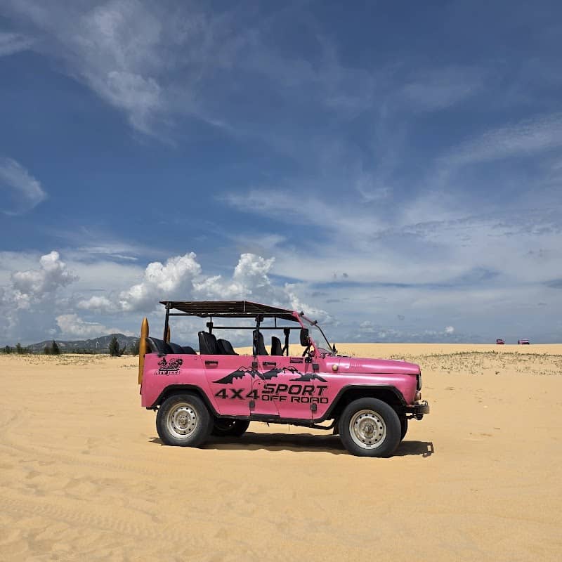 Dòng suối nhỏ trên đồi cát Nam Cương