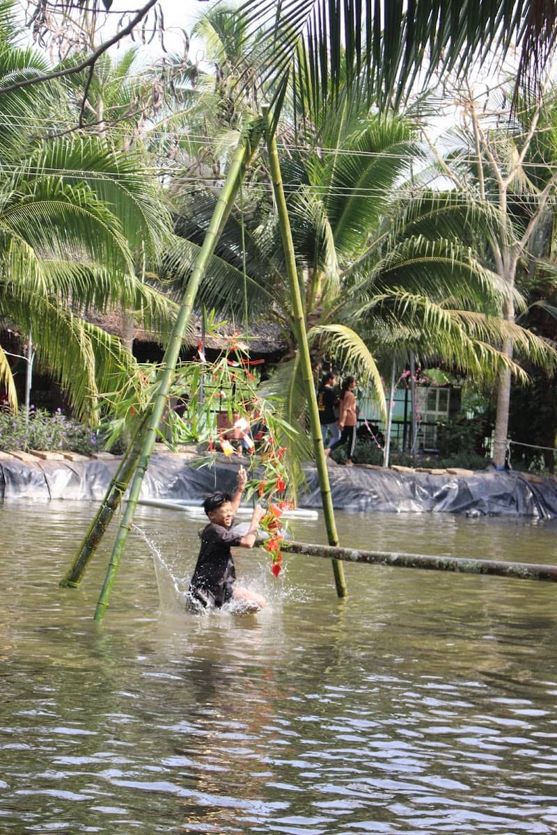 Góc check-in bên hồ nước tại Phú An Khang
