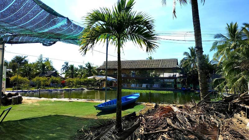 Du khách vui chơi tại Phú An Khang
