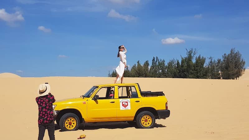 Toàn cảnh Bàu Trắng Bình Thuận nhìn từ trên cao, đồi cát trắng và hồ nước xanh biếc