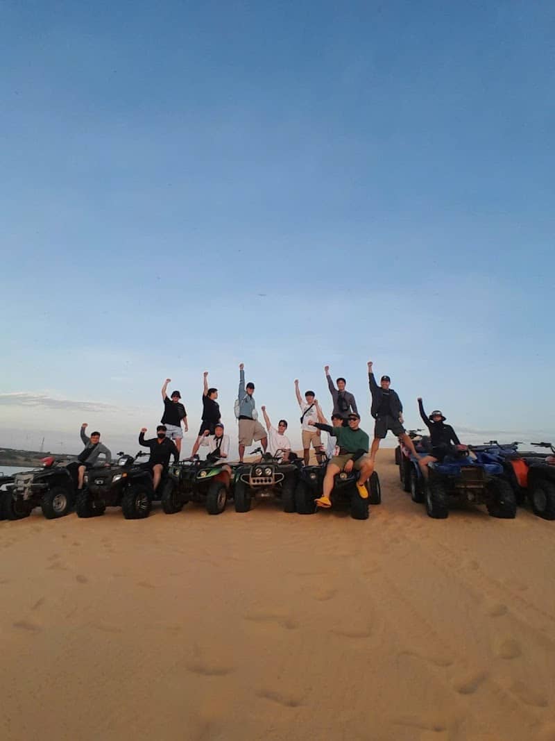 Du khách trải nghiệm xe địa hình trên đồi cát Triều Trang
