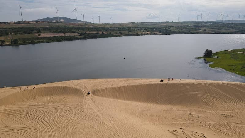 Xe địa hình chạy trên đồi cát Bàu Trắng