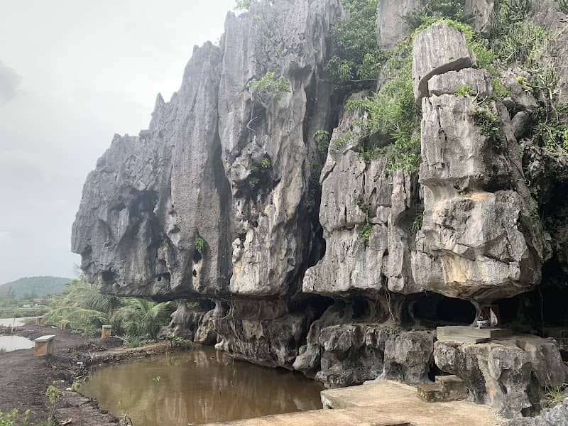 Bên trong Hang Cá Sấu