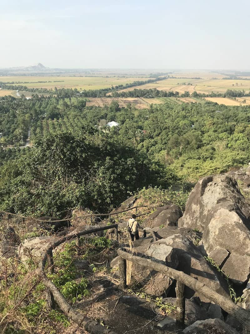 Lối vào Hang Quân Y