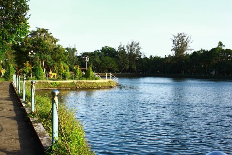 Hồ Nước Ngọt Sóc Trăng với không gian xanh mát
