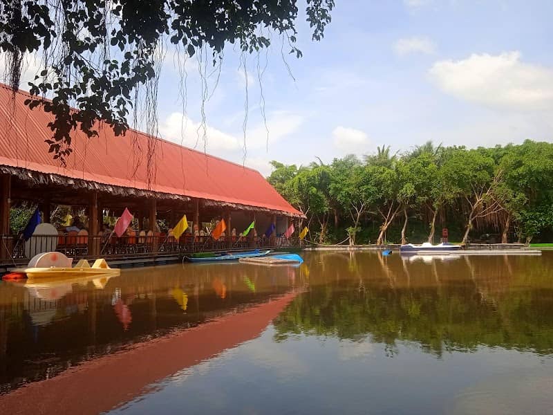 Hoạt động tát mương bắt cá tại KDL Làng Xanh Bến Tre