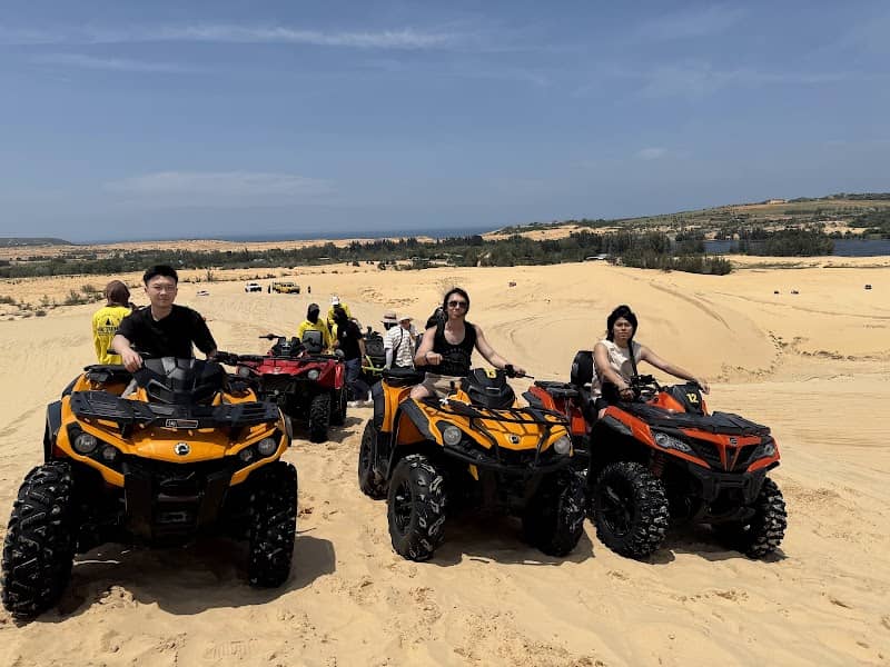 Du khách chụp ảnh tại Bàu Trắng