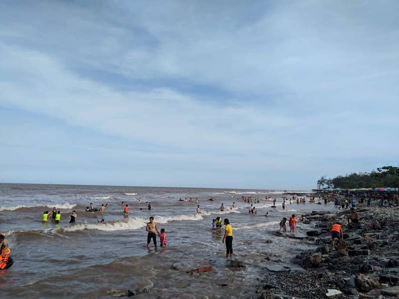 Toàn cảnh bờ biển Cồn Vành yên bình, hoang sơ với hàng cây phi lao xanh mướt