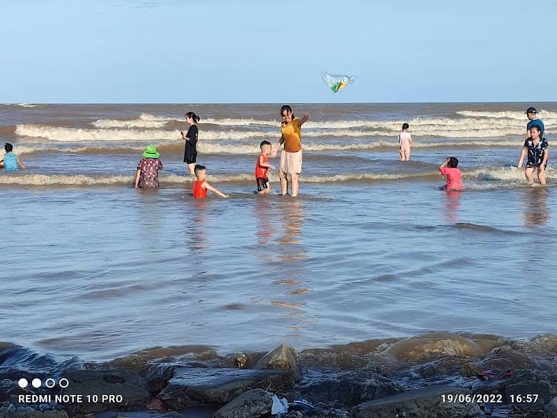 Khung cảnh biển Cồn Vành thơ mộng với những con thuyền neo đậu