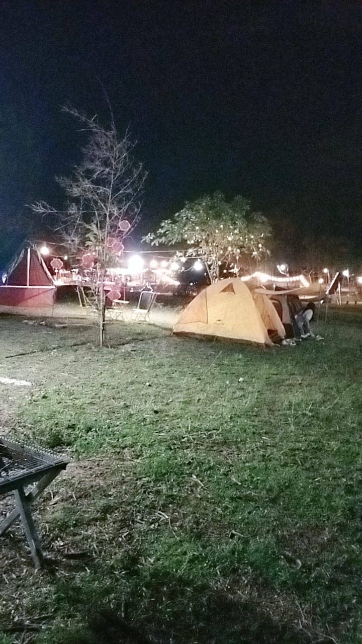 Cầu gỗ ra hồ tại Nắng Camping