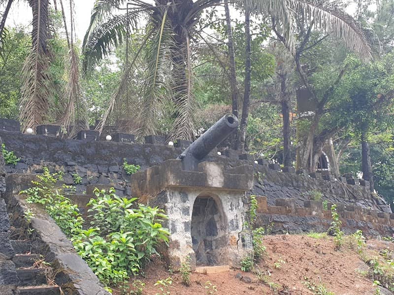 Hồ nước tại Khu Du Lịch Cao Minh