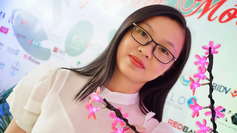 Cầu tre giữa cánh đồng hoa