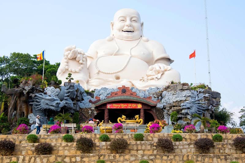 Tượng Phật Di Lặc khổng lồ trên Núi Cấm