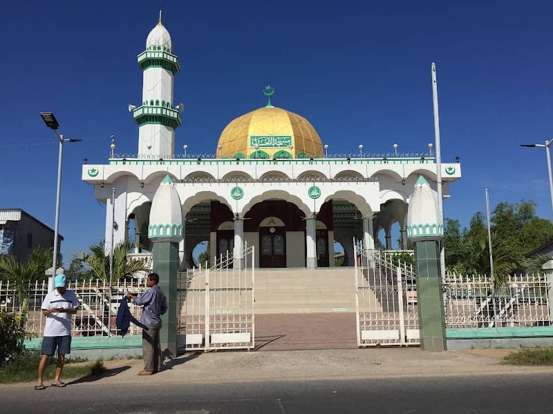 Hoạt động dệt thổ cẩm của người Chăm