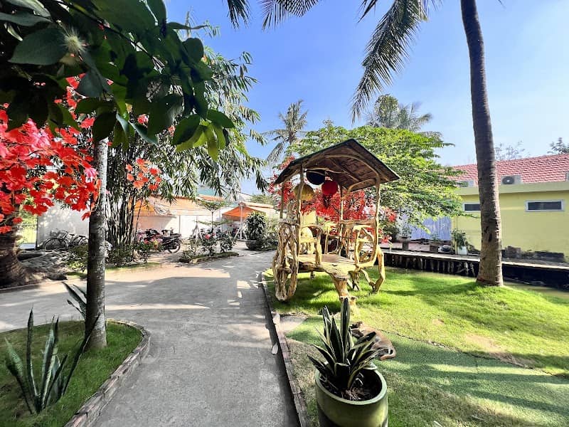 Không gian ăn uống tại Làng Tre Việt