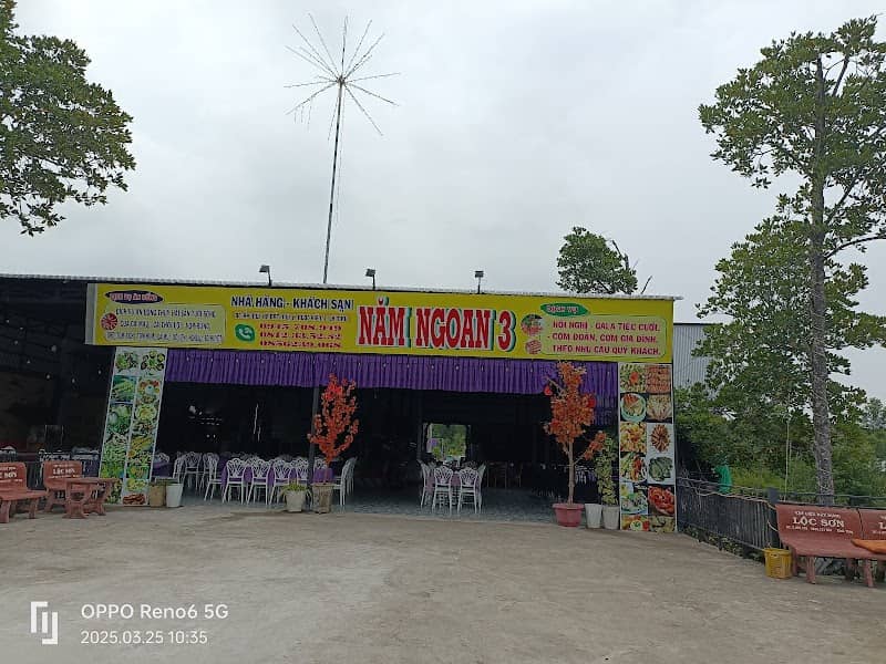 Thức ăn tươi ngon tại Năm Ngoan 3