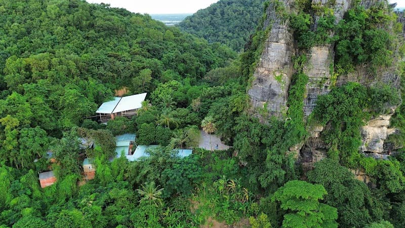 Khám phá hang động Núi Đá Dựng