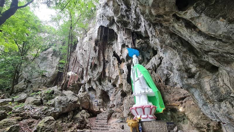 Phong cảnh hùng vĩ Núi Đá Dựng