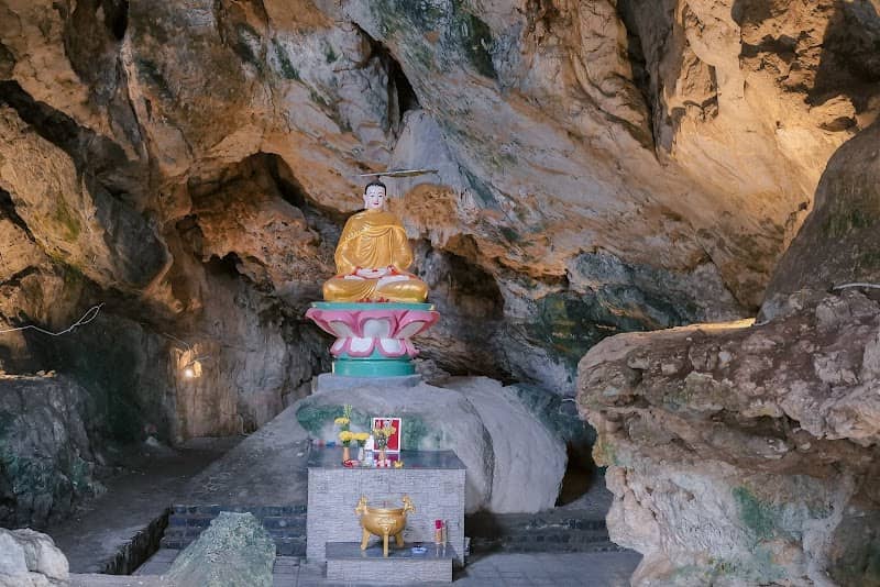 Bên trong hang động Núi Đá Dựng