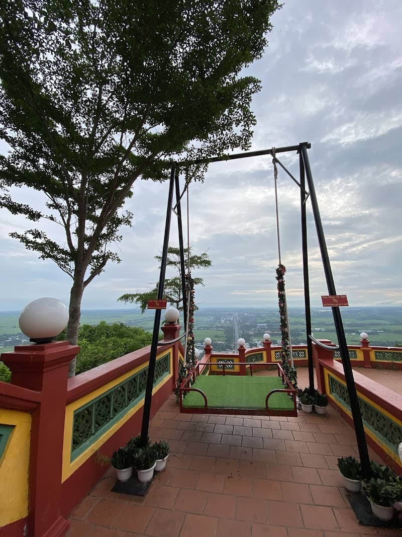 Quảng trường Tình Yêu Núi Sam cảnh 2