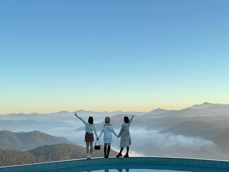 Khung cảnh bình minh tại Săn mây Panorama Cầu Đất