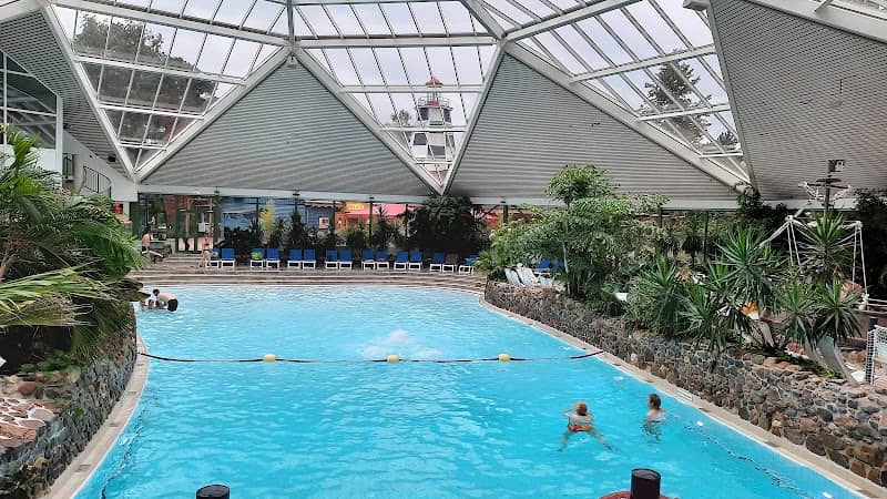 Khu vực cắm trại với các bungalow và tiện ích