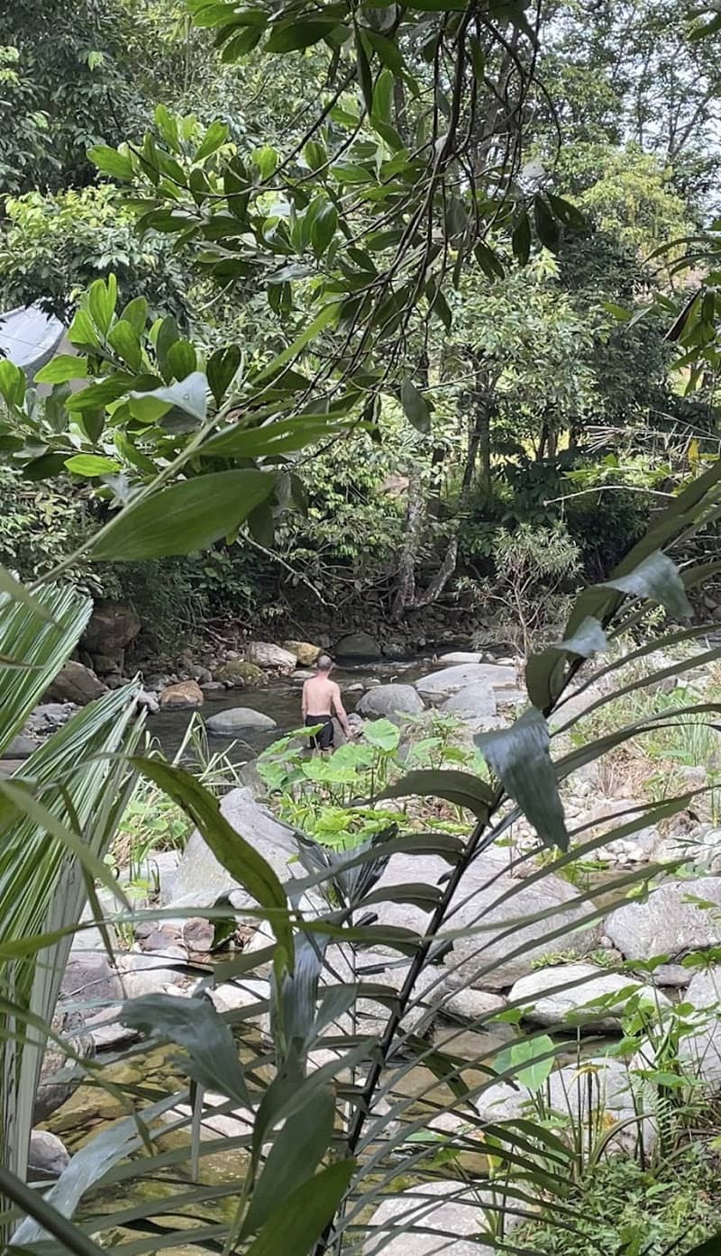 Suối Đá Trắng Glamping - Lối vào khu cắm trại