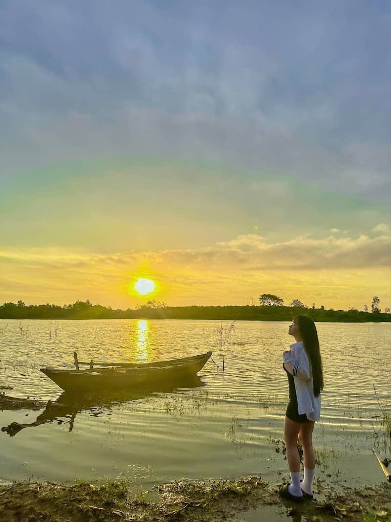 Suri Camping Hồ Trị An
